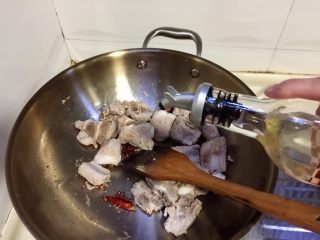 8、辣冬瓜排骨煲,加入适量食用油，