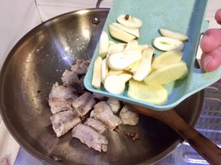 10、辣冬瓜排骨煲,加入姜蒜翻炒