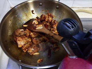 13、辣冬瓜排骨煲,加入适量热水，水的多少根据个人喜好调整，至少没过排骨