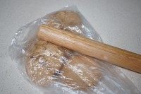 2、草莓抹茶芝士蛋糕,把消化饼放入双层保鲜袋内，用擀面杖碾压成粉末