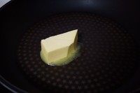 3、草莓抹茶芝士蛋糕,无盐黄油我一般不精确称重，切三分之一块就足够了。黄油在热锅内融化成液体