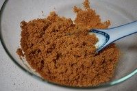 4、草莓抹茶芝士蛋糕,热黄油倒入饼干粉末里搅拌至所有粉末吃透黄油，颜色变深