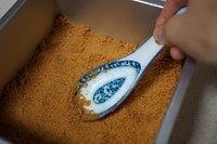 5、草莓抹茶芝士蛋糕,倒入6吋活底模具内用平底汤匙压实、压平，一定要实，否则饼底易碎