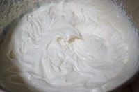 11、草莓抹茶芝士蛋糕,250ml淡奶油用电动打蛋器打发（淡奶油需冷藏才易打发），打至出现细滑花纹，挑起能成尖状