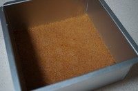 6、草莓抹茶芝士蛋糕,压好的饼底放入冰箱冷藏凝结定型