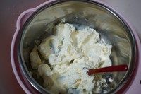 7、草莓抹茶芝士蛋糕,奶油奶酪坐在热水里软化，我一般用卡夫的