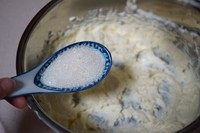 8、草莓抹茶芝士蛋糕,用电动打蛋器搅打成糊后，加入80g白砂糖再打至糖融化。白糖我也不精确称量，不喜太甜的大概7汤匙，喜欢甜一点的就用8汤匙，