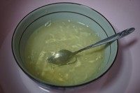 9、草莓抹茶芝士蛋糕,鱼胶片事先泡发好，用2汤匙温水搅拌至溶解无颗粒，再加一汤匙新鲜柠檬汁，放在有热水的大容器中使其完全溶解