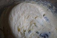 10、草莓抹茶芝士蛋糕,把鱼胶液倒入奶酪糊中搅打均匀