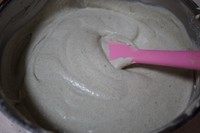 12、草莓抹茶芝士蛋糕,轻轻震一下模具，使表面平滑