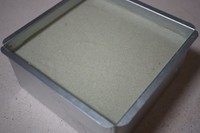 13、草莓抹茶芝士蛋糕,轻轻震一下模具，使表面平滑