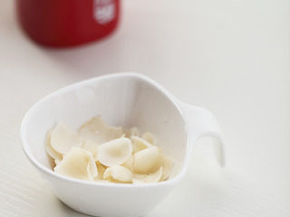 3、枇杷柚子百合饮,将去皮后的枇杷对半切开,去除里面的核