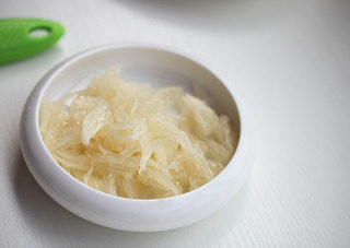 4、枇杷柚子百合饮,柚子剥肉备用