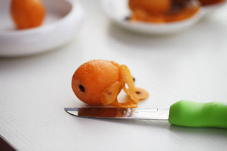 5、枇杷柚子百合饮,用刀背将枇杷轻轻刮一遍,然后去皮