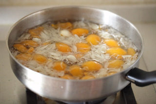 12、枇杷柚子百合饮,继续小火煮至百合软即可