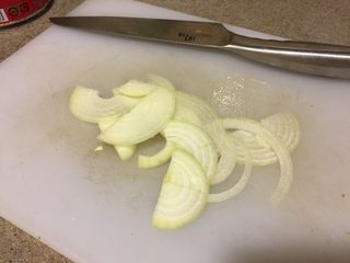 1、冻豆腐鸡蛋丼,以下都是一人份的分量。洋葱取1/4个，切薄片。