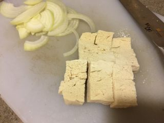 2、冻豆腐鸡蛋丼,冻豆腐100g，挤干水分，切小块。如果是自己冻的，大约是前一整块豆腐的1/4。