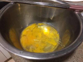 10、冻豆腐鸡蛋丼,鸡蛋打碗里，搅开蛋黄，不要完全打散。