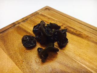 3、厨房挑战 素菜 清炒荸荠,将泡发好的木耳撕成小朵。