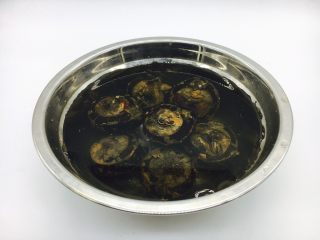 5、厨房挑战 素菜 清炒荸荠,荸荠用清水泡泡,这样容易清洗,清洗时用硬毛的刷子刷去泥土。