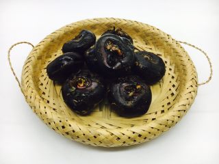 6、厨房挑战 素菜 清炒荸荠,将清洗干净的荸荠沥干水分。