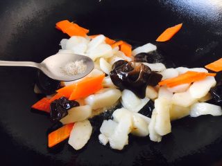 14、厨房挑战 素菜 清炒荸荠,放入少许的白胡椒粉。