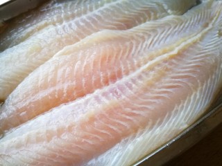 1、家宴菜谱～鸡鸭鱼肉之水煮鱼片,龙利鱼块解冻 冲洗干净