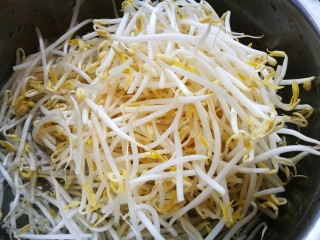 2、家宴菜谱～鸡鸭鱼肉之水煮鱼片,豆芽菜冲洗干净