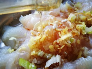 6、家宴菜谱～鸡鸭鱼肉之水煮鱼片,倒入适量料酒