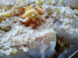 7、家宴菜谱～鸡鸭鱼肉之水煮鱼片,倒入腌肉粉 拌匀