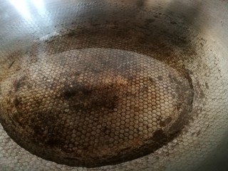 9、家宴菜谱～鸡鸭鱼肉之水煮鱼片,炒锅热 倒入烹调油