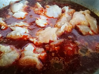 11、家宴菜谱～鸡鸭鱼肉之水煮鱼片,将腌好的鱼片倒入锅中 