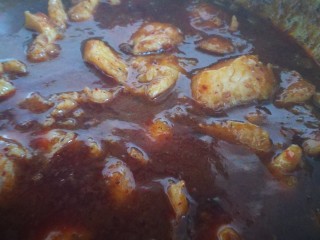 12、家宴菜谱～鸡鸭鱼肉之水煮鱼片,鱼片变色 汤汁有些变浓即可关火 鱼片倒入豆芽碗中