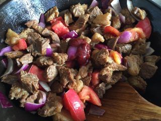 8、家常必备|土豆炖牛肉,加入番茄酱、磨入适量黑胡椒碎，翻炒均匀