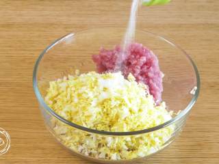 9、12m+彩色饺子（宝宝辅食）,放入少量的盐、酱油、核桃油、香油进行调味~