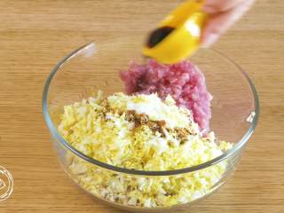 10、12m+彩色饺子（宝宝辅食）,放入少量的盐、酱油、核桃油、香油进行调味~