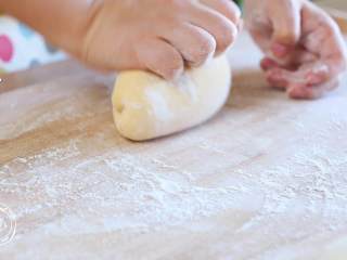 15、12m+彩色饺子（宝宝辅食）,接下来弄饺子皮，面团先揉一下~