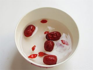 4、枇杷百合银耳羹,红枣和枸杞、百合加水泡发