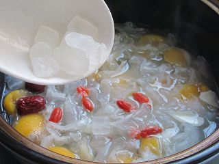 12、枇杷百合银耳羹,关火，出锅前可加入适量白糖饮用口味更佳