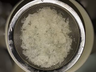 3、姜汁冰糖炖燕窝,挑好细毛后用筛子滤干水分