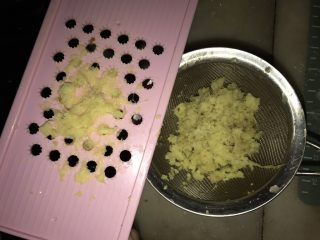 5、姜汁冰糖炖燕窝,姜用磨研器磨出姜汁