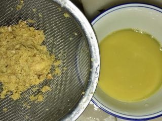 6、姜汁冰糖炖燕窝,过滤出姜汁