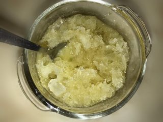 8、姜汁冰糖炖燕窝,用勺子拌匀后铺平，燕窝不要装太满，大概6分满，因为炖好后会膨胀，要预留空间