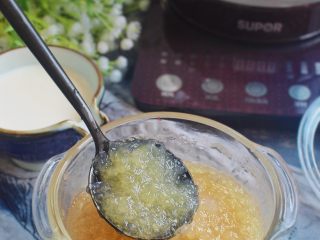 12、姜汁冰糖炖燕窝,搅拌均匀，使姜汁、冰糖和燕窝融合