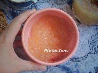 13、姜汁冰糖炖燕窝,用勺子装3勺燕窝在碗里