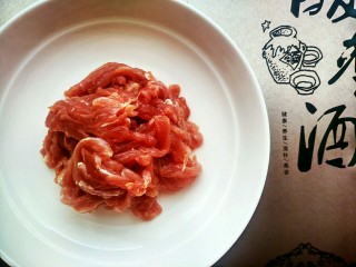 2、京酱肉丝,把里脊肉切成丝状