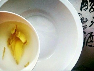 3、京酱肉丝,下面我们准备给肉丝上浆，先在碗中倒入少许泡姜的水