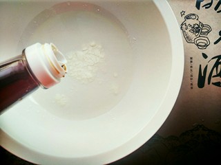 4、京酱肉丝,为了给肉丝一点底色，再少来一点酱油（量一定要少，不然会很咸，后面我们还要炒酱的）