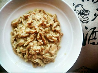 6、京酱肉丝,翻炒至基本变色，大约八成熟的时候把肉丝盛出