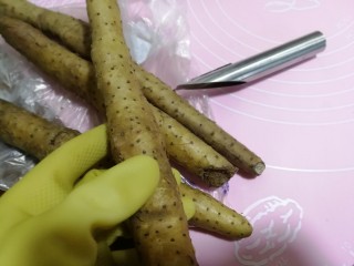 2、一点红~蜜汁山药,带上手套去皮哦，